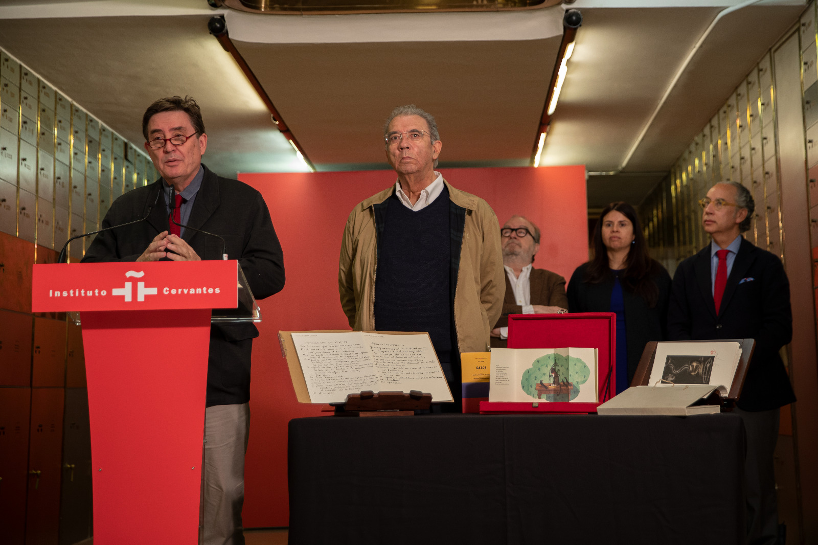 El poeta Darío Jaramillo depositó su legado en la bóveda del Instituto Cervantes