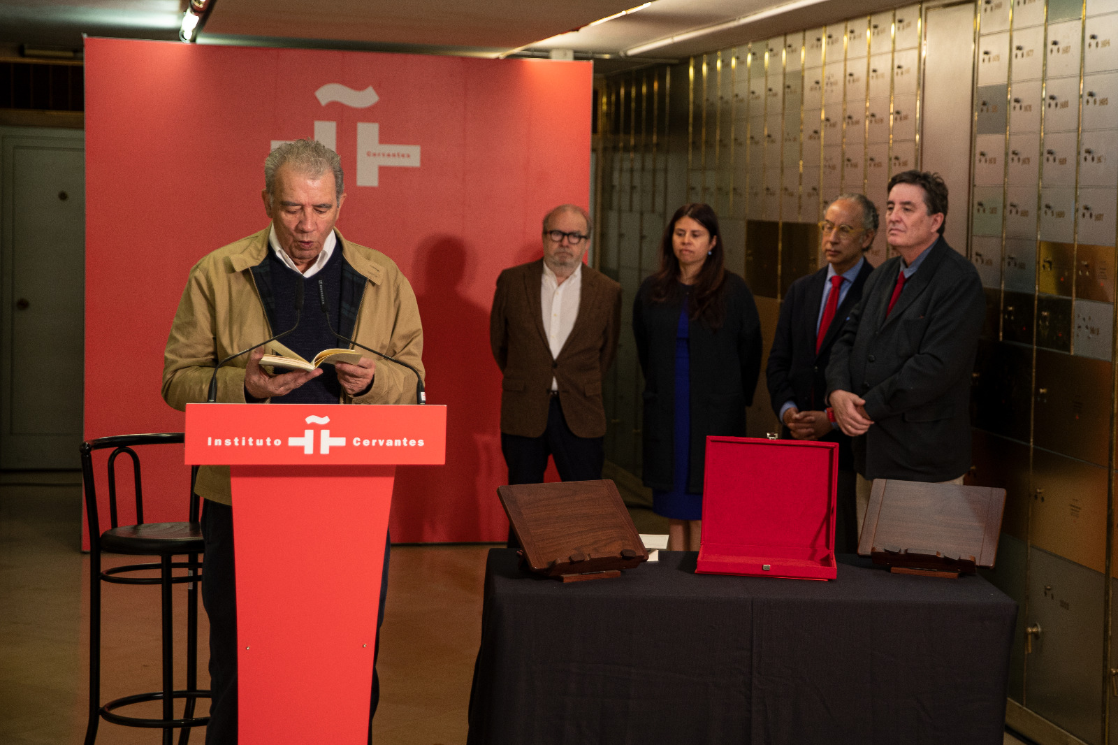 El poeta Darío Jaramillo depositó su legado en la bóveda del Instituto Cervantes