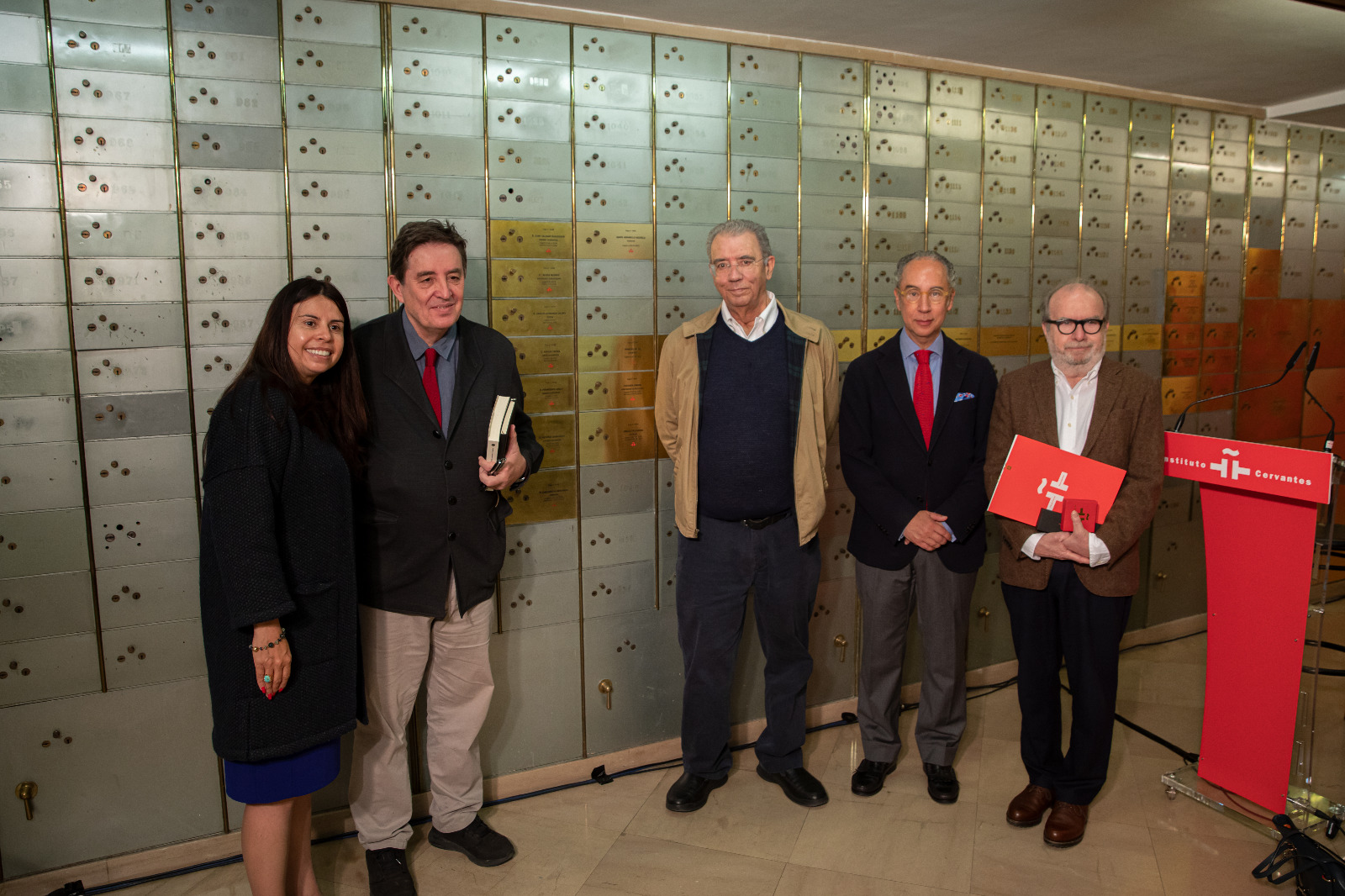 El poeta Darío Jaramillo depositó su legado en la bóveda del Instituto Cervantes