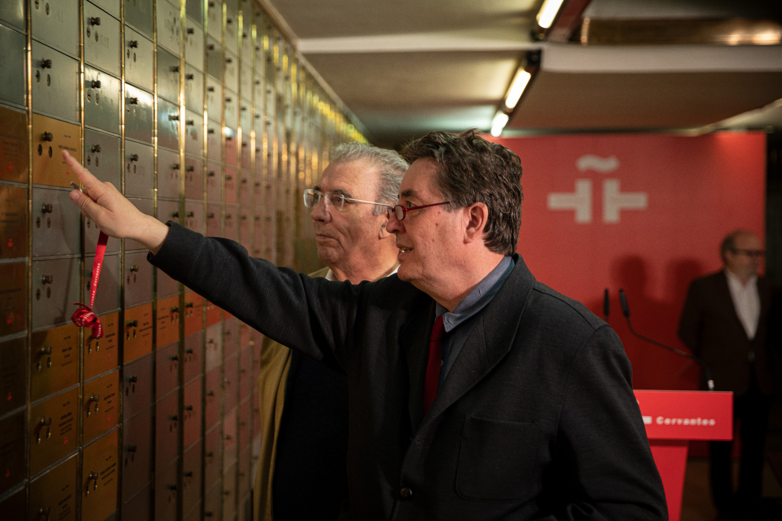 El poeta Darío Jaramillo depositó su legado en la bóveda del Instituto Cervantes