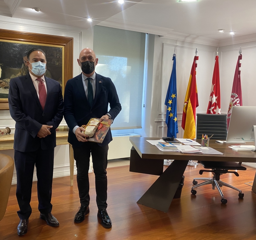 El embajador Luis Guillermo Plata sostuvo un encuentro con Joaquín Goyache, rector de la Universidad Complutense de Madrid, con el fin de tratar las relaciones educativas con España y futuras posibilidades de movilidad académica