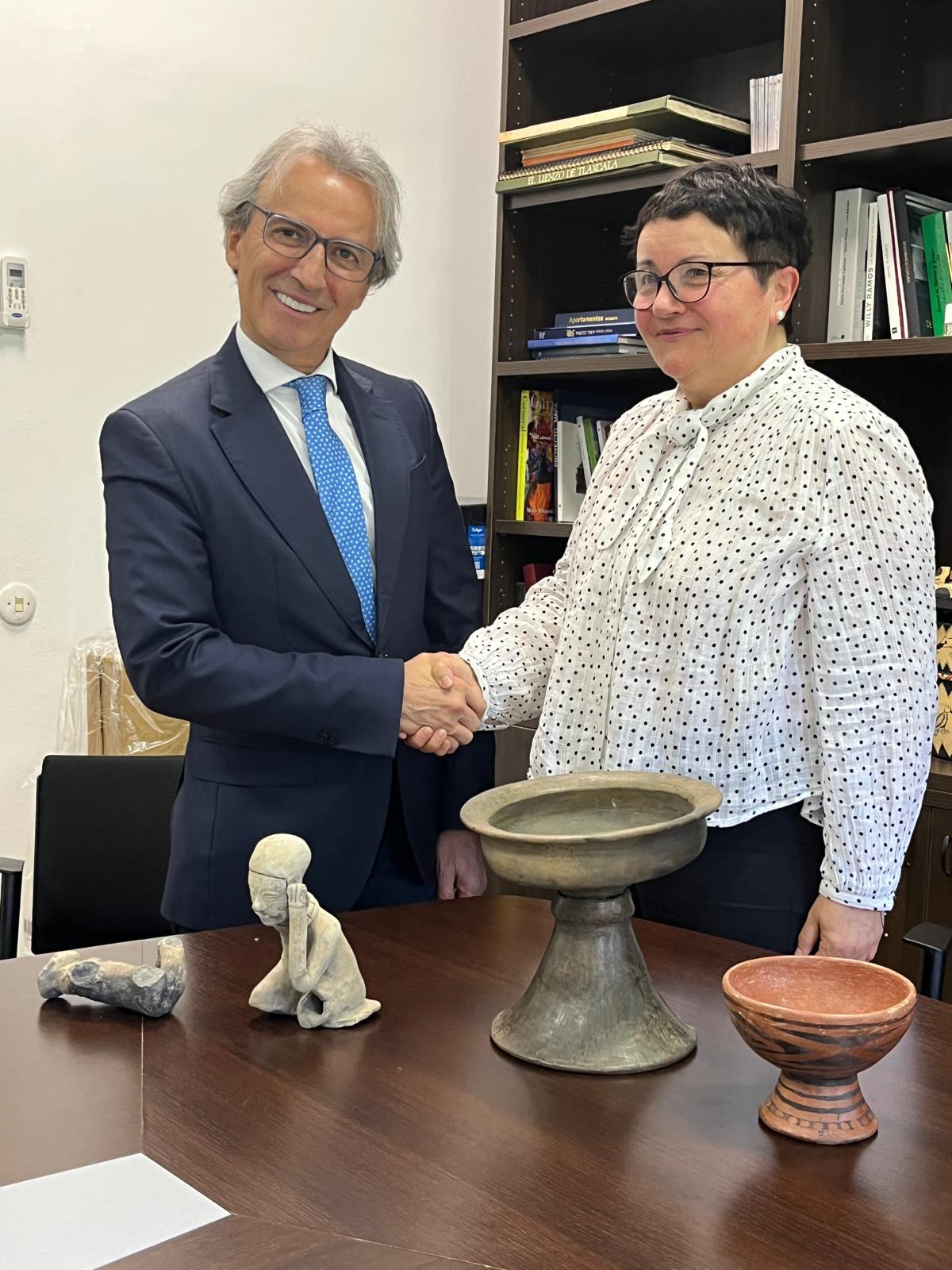 Embajador de Colombia en España recibe piezas precolombinas retornadas voluntariamente