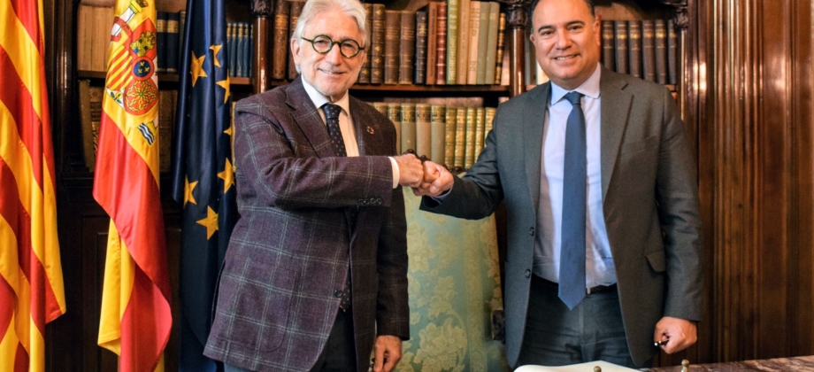 Embajador Plata realiza visita empresarial, educativa y comunitaria en Barcelona