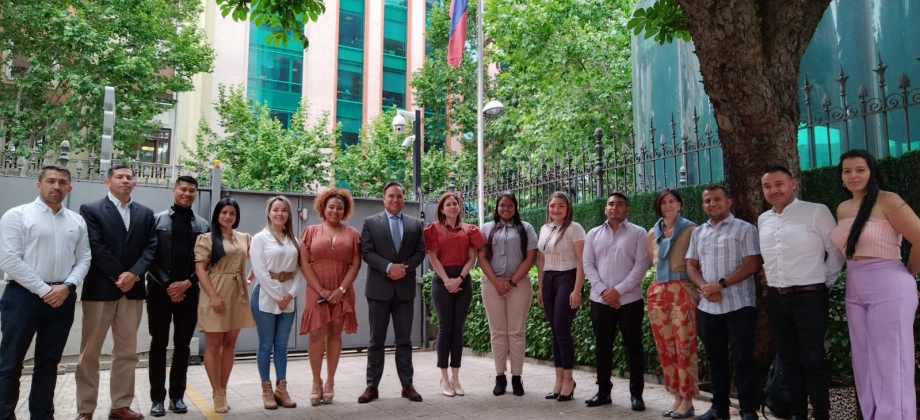 Embajador Luis Guillermo Plata dialogó con funcionarios de la Policía colombiana 