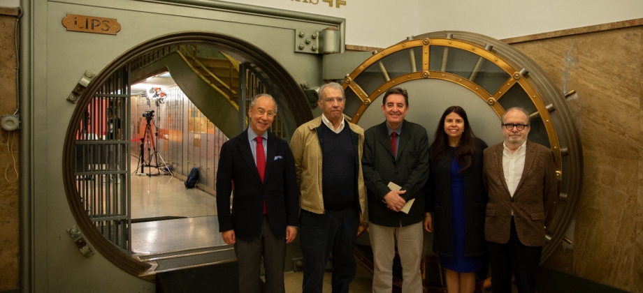 Poeta Darío Jaramillo deposita su legado en la Caja de las Letras  del Instituto Cervantes