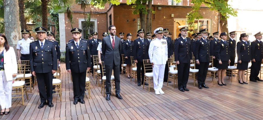 Embajador Luis Guillermo Plata condecoró a 30 integrantes del Cuerpo Nacional de Policía de España