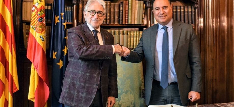 Embajador Plata realiza visita empresarial, educativa y comunitaria en Barcelona