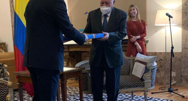  Embajador de España condecoró a Expresidente del BID, Enrique Iglesias García