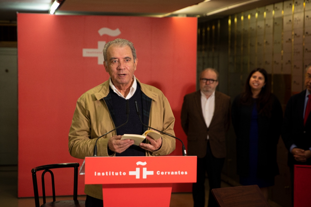 El poeta Darío Jaramillo depositó su legado en la bóveda del Instituto Cervantes